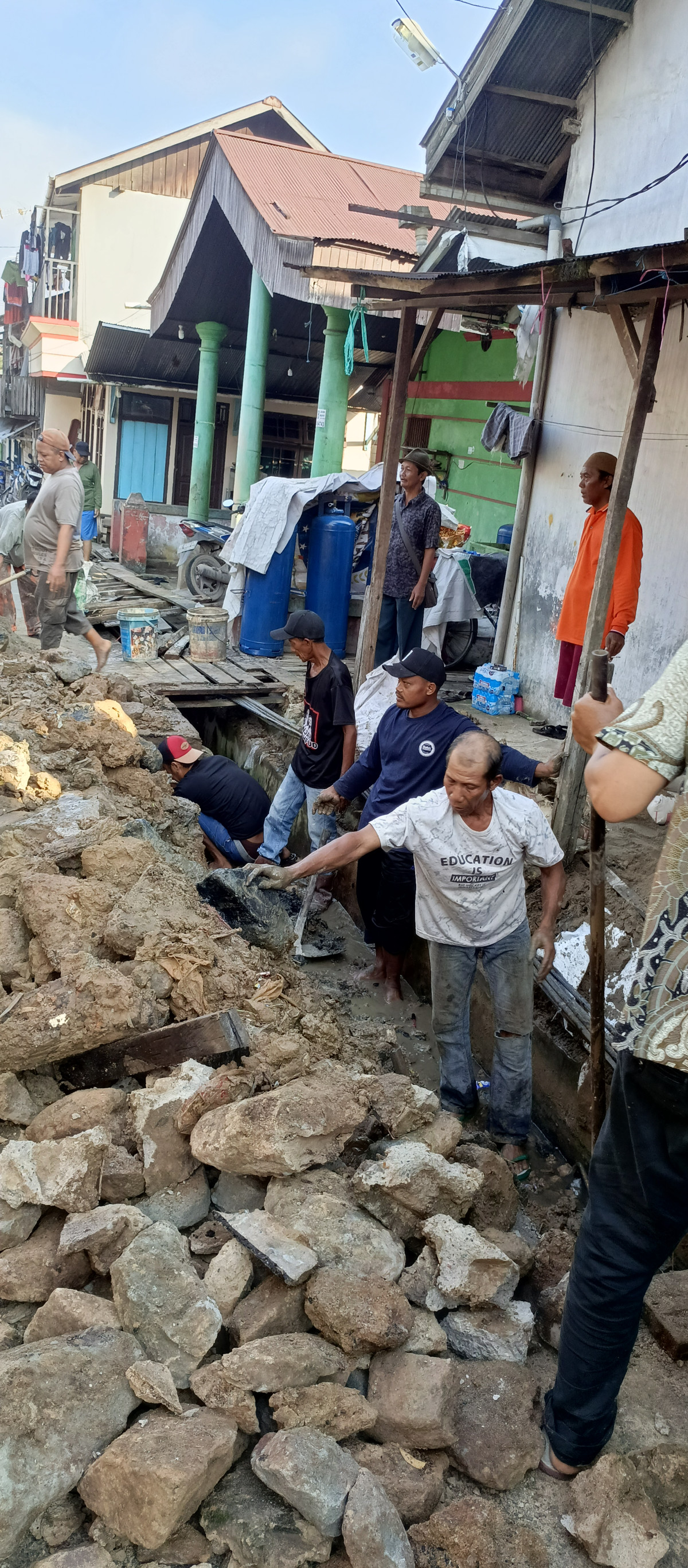 memperbaiki parit yg ambrol