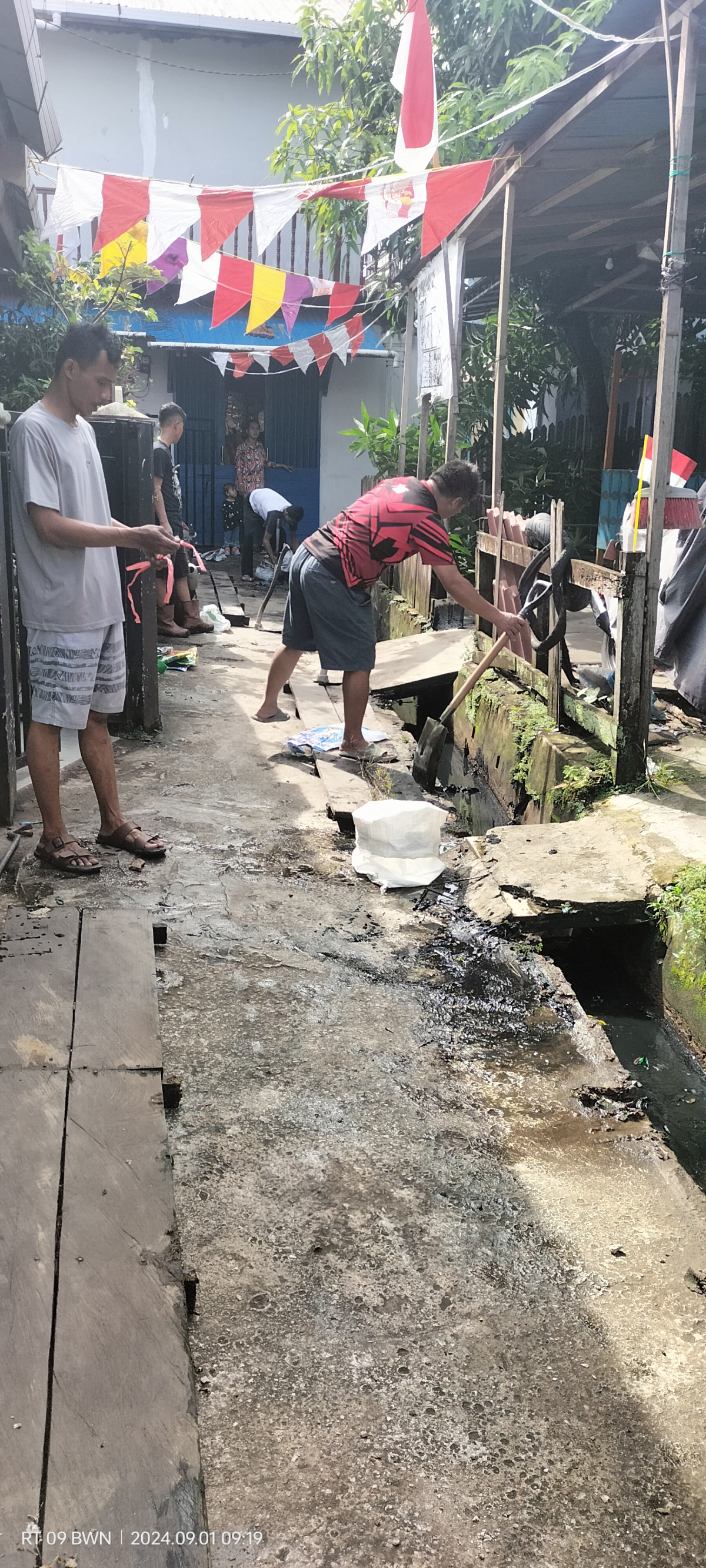 Kerja bakti dilingkungan masing masing dan sekitar