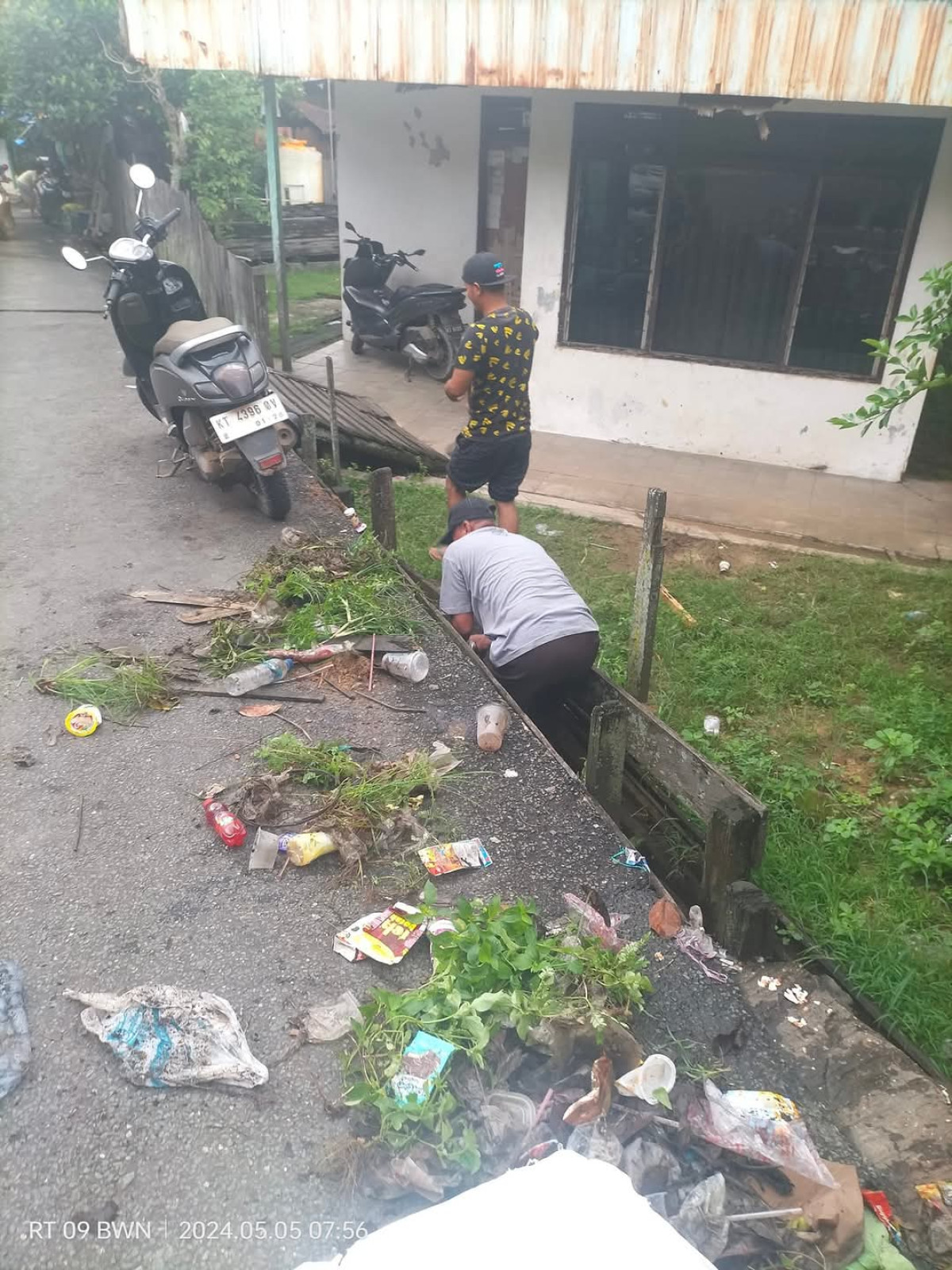 Bersihkan lingkungan rumah