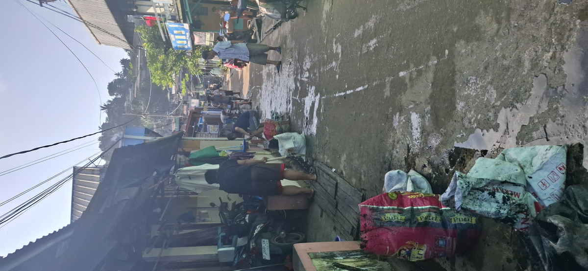 Kerja bakti membersihkan selokan dan parit besar