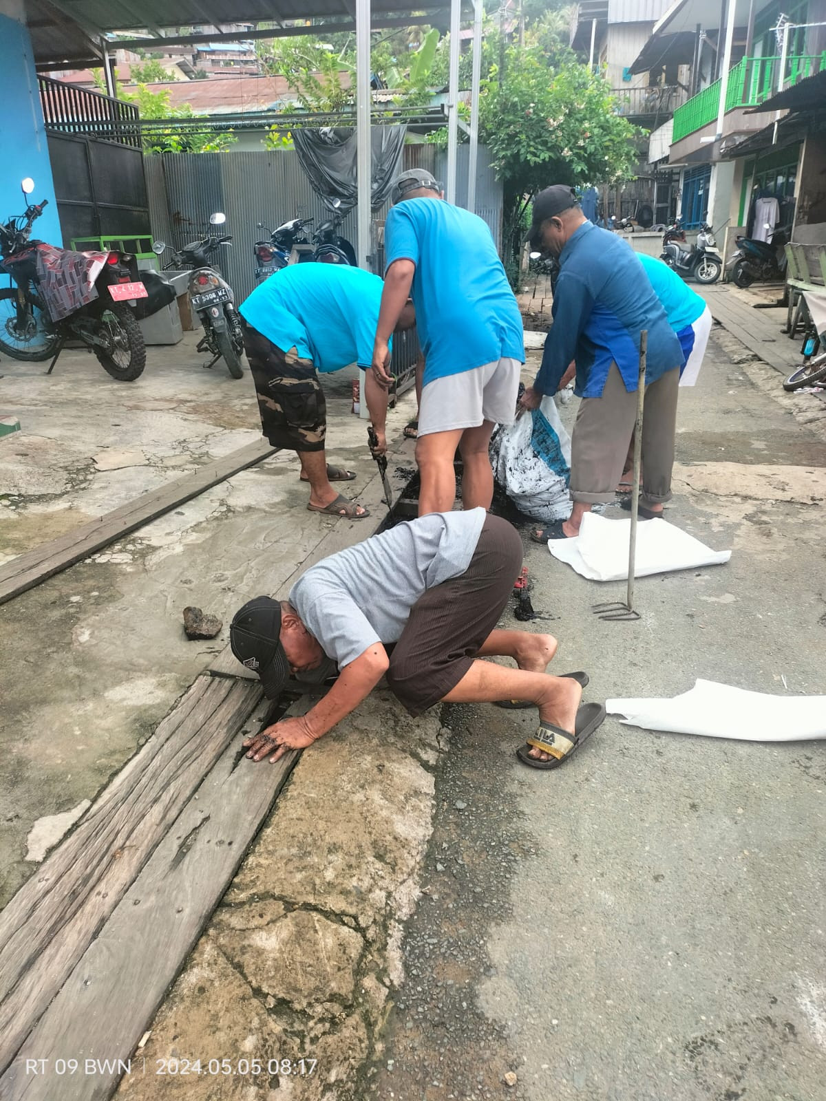 KERJA BAKTI MEMBERSIHKAN SELOKAN