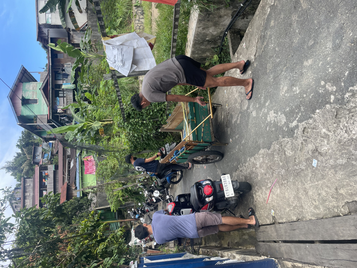 kerja bakti membersihkan rumput liar