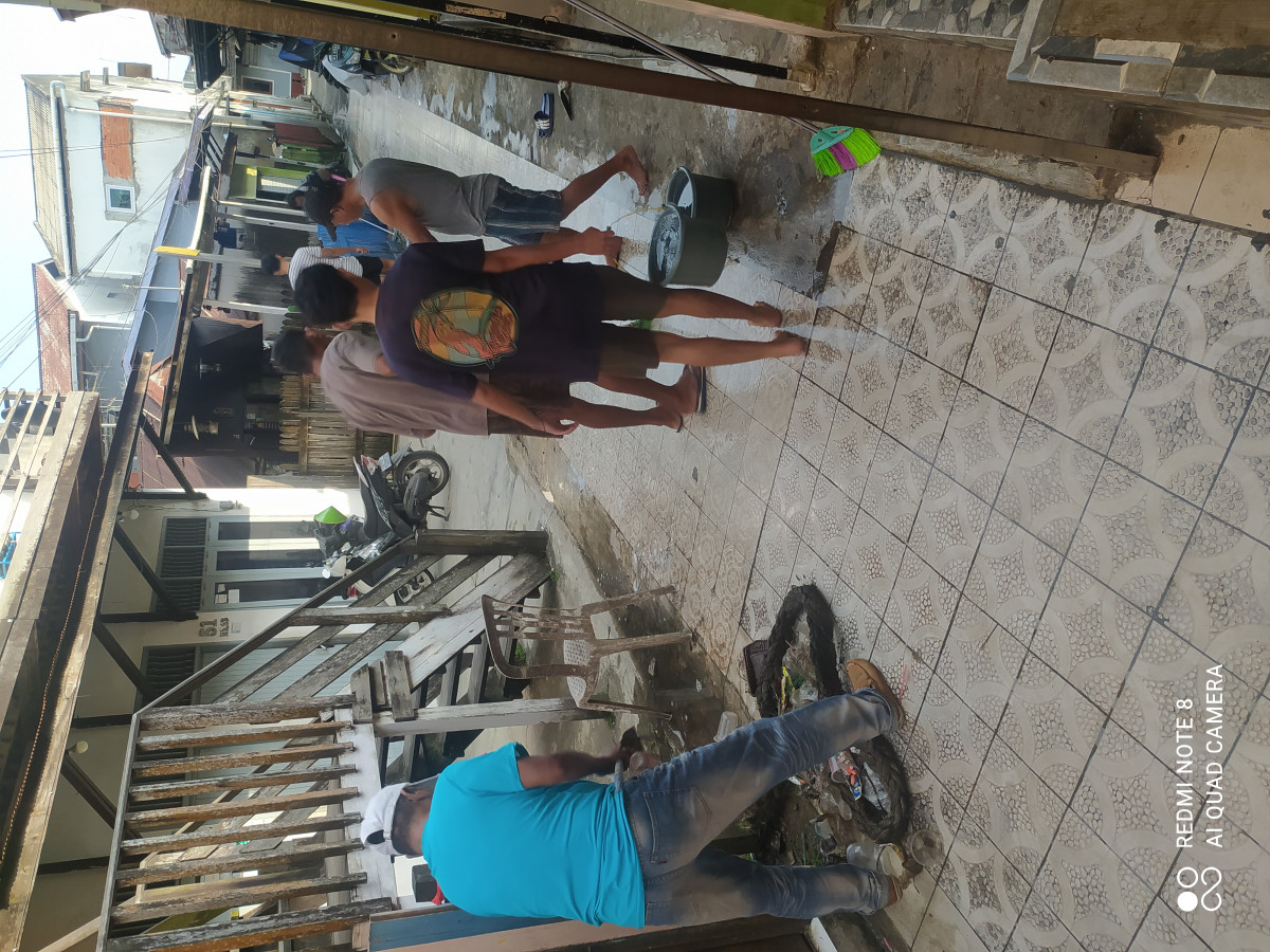 Gotong royong warga RT 13