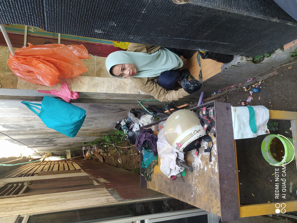 Gotong royong warga RT 13