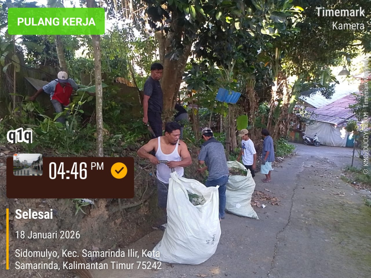 Kegiatan kerja bakti warga RT.17