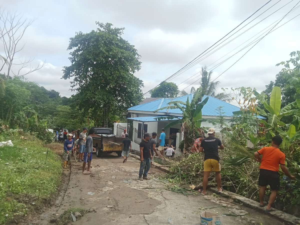 Bersih2 parit dan ranting2 pohon
