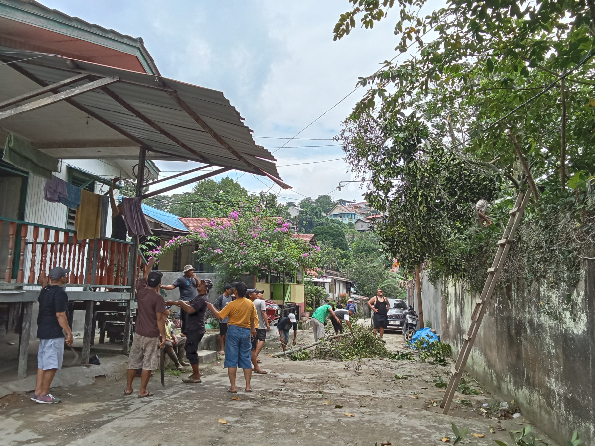 Kerja bakti bersih selokan