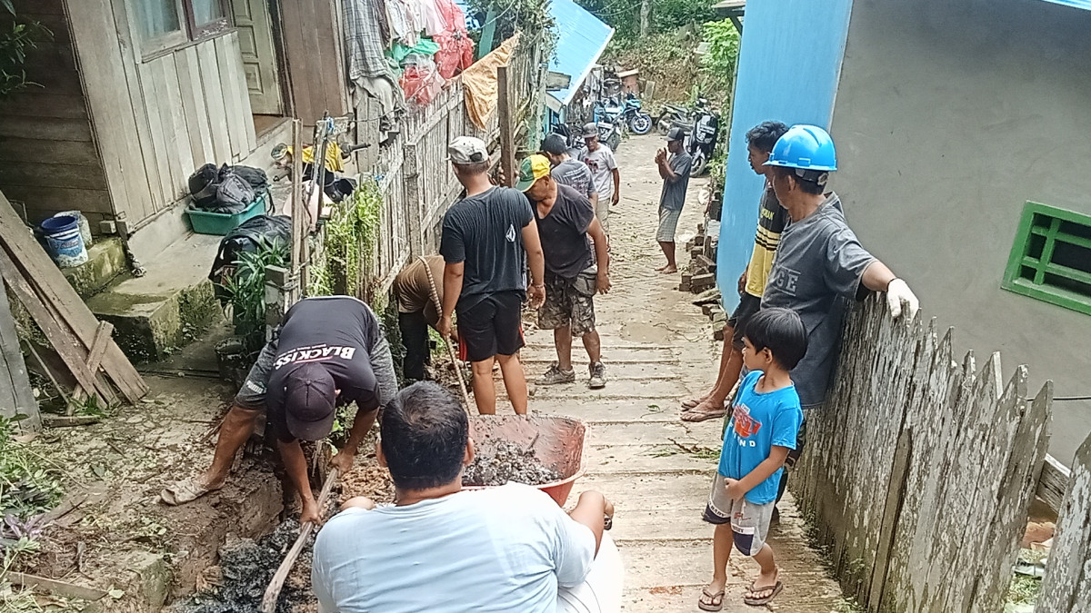 Gotong royong di gang