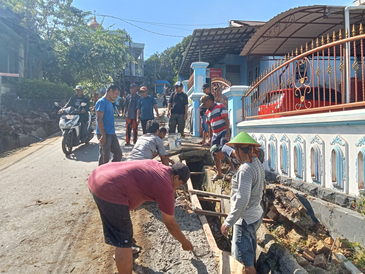 Gotong royong baikin parit dan jalan
