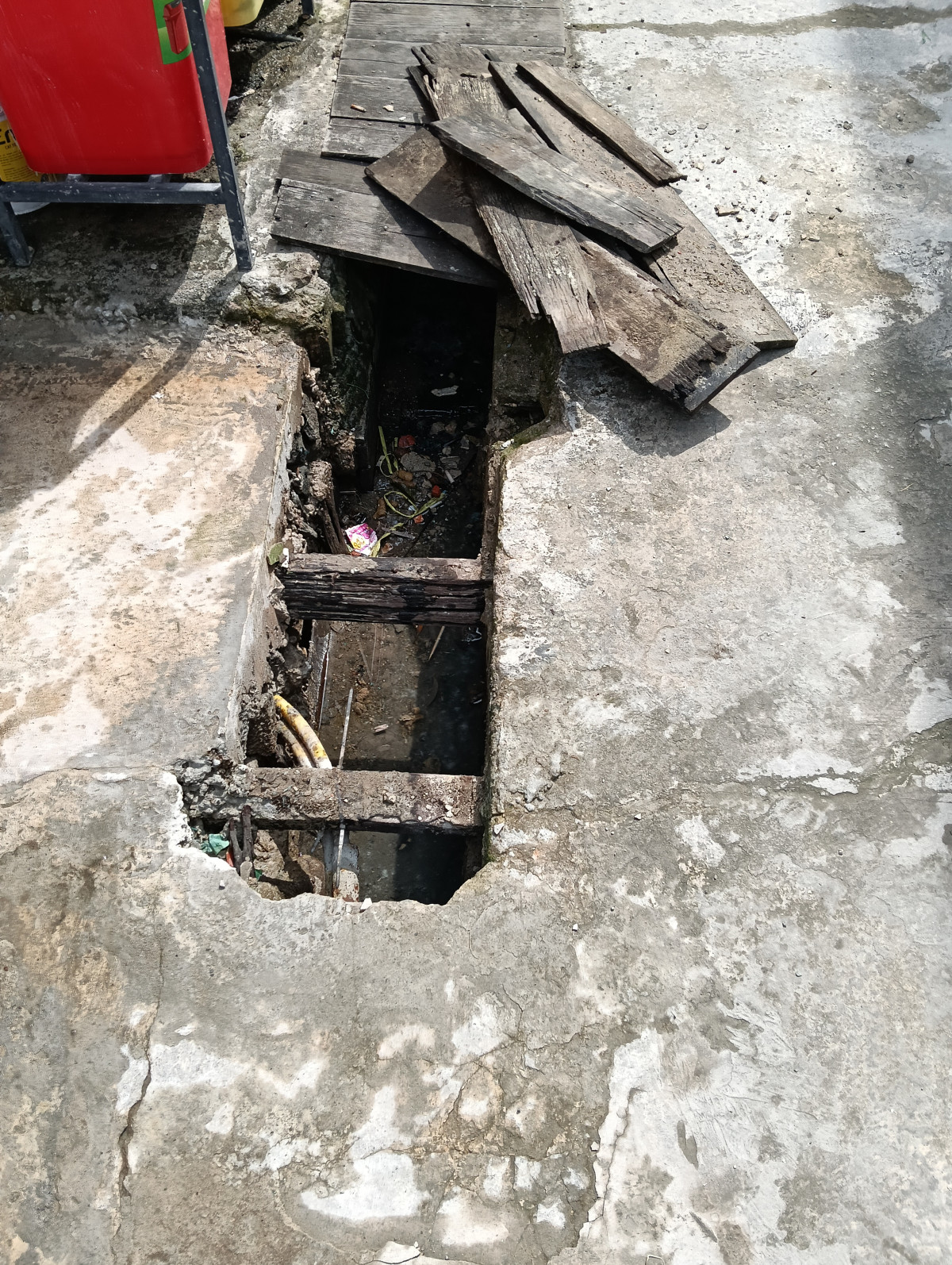 Kerja bakti perbaikan drainase dan jalan lingkungan