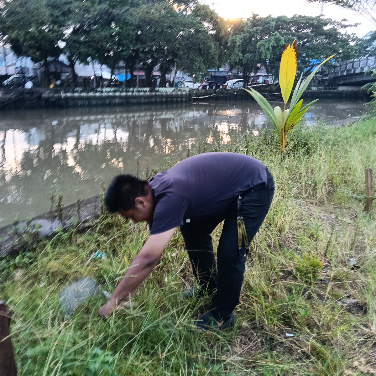 Kegiatan kerja bakti di lingkungan RT 23 (Membersihkan paret lingkungan dan membersihkan tepian karang mumus)