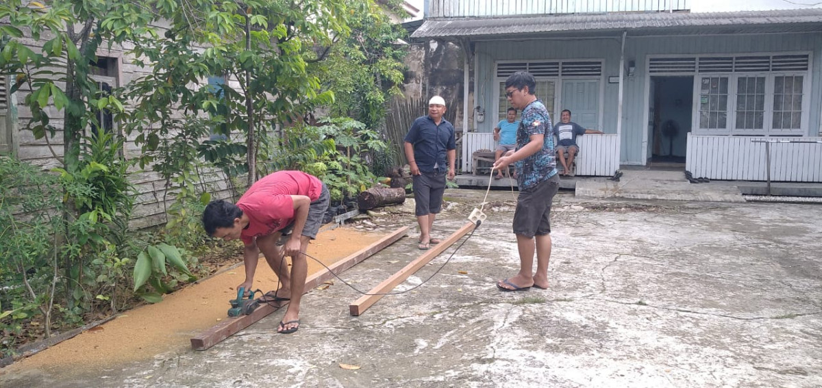 Pembuatan batas jalan dan penanaman pohon