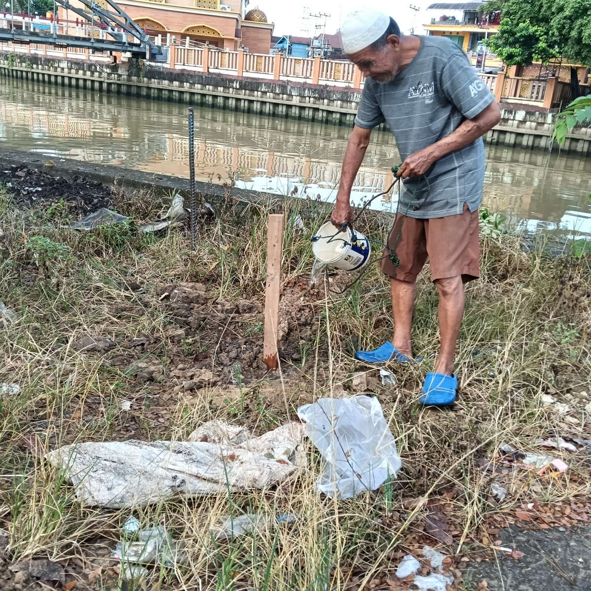 Kerja bakti di lingkungan RT 23 (Penanaman / Penghijauan Tepi SKM dan pengecoran / penguatan pembatas jalan