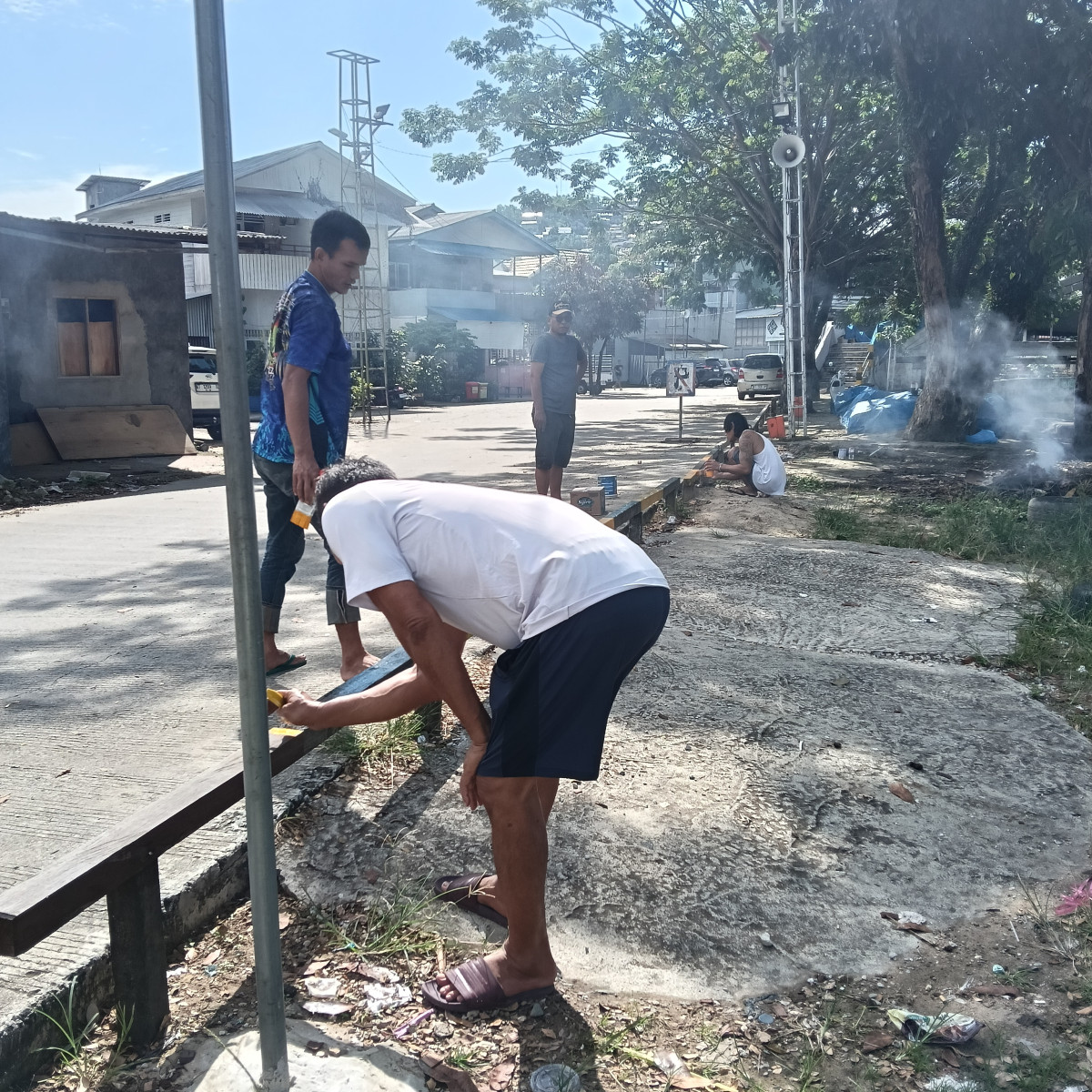 Pengecetan pembatas jalan / RTH di wilayah RT 23