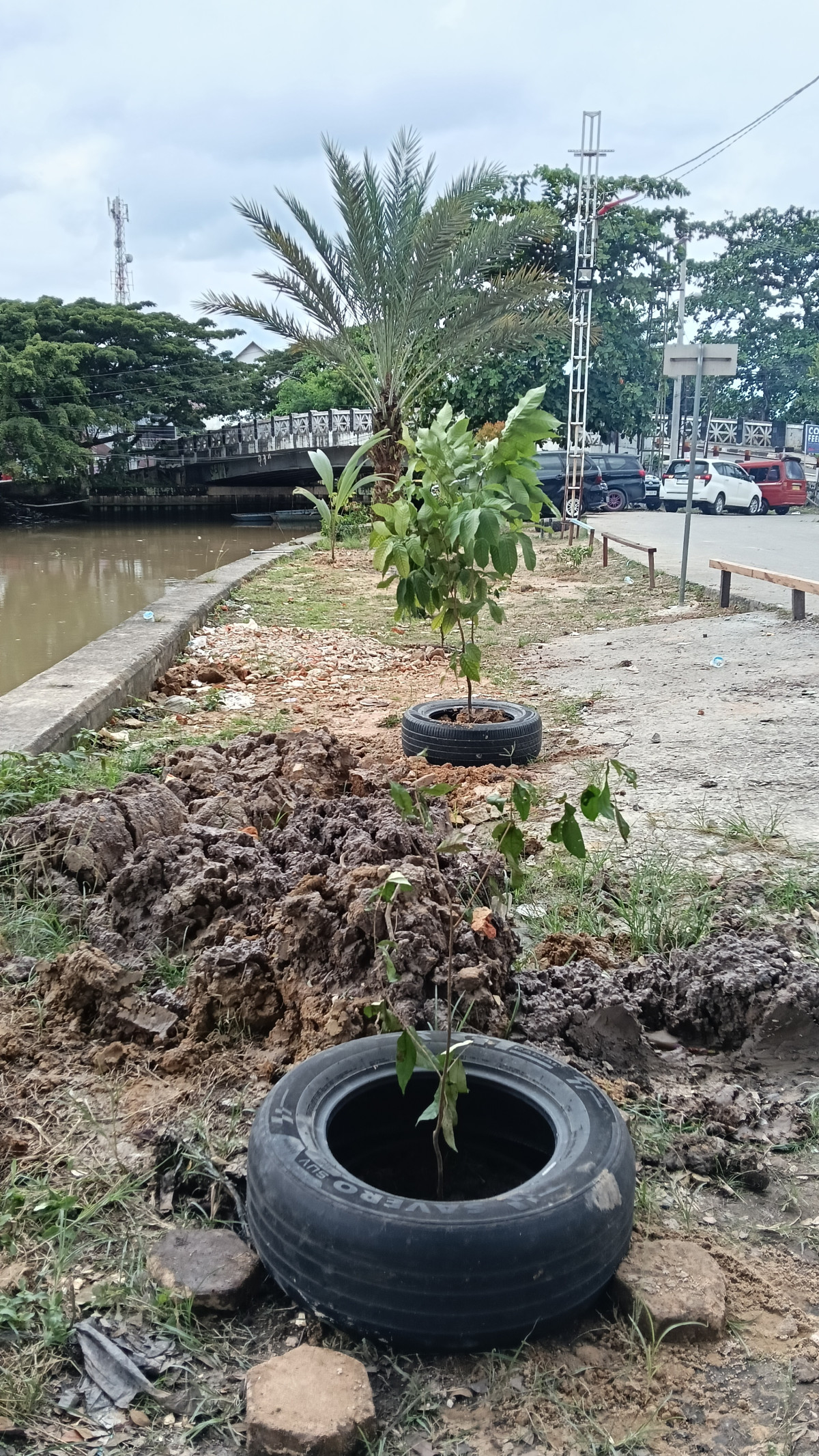 Kegiatan kerja bakti pembuatan pagar / pembatas jalan dengan penghijauan di wilayah lingkungan RT.23