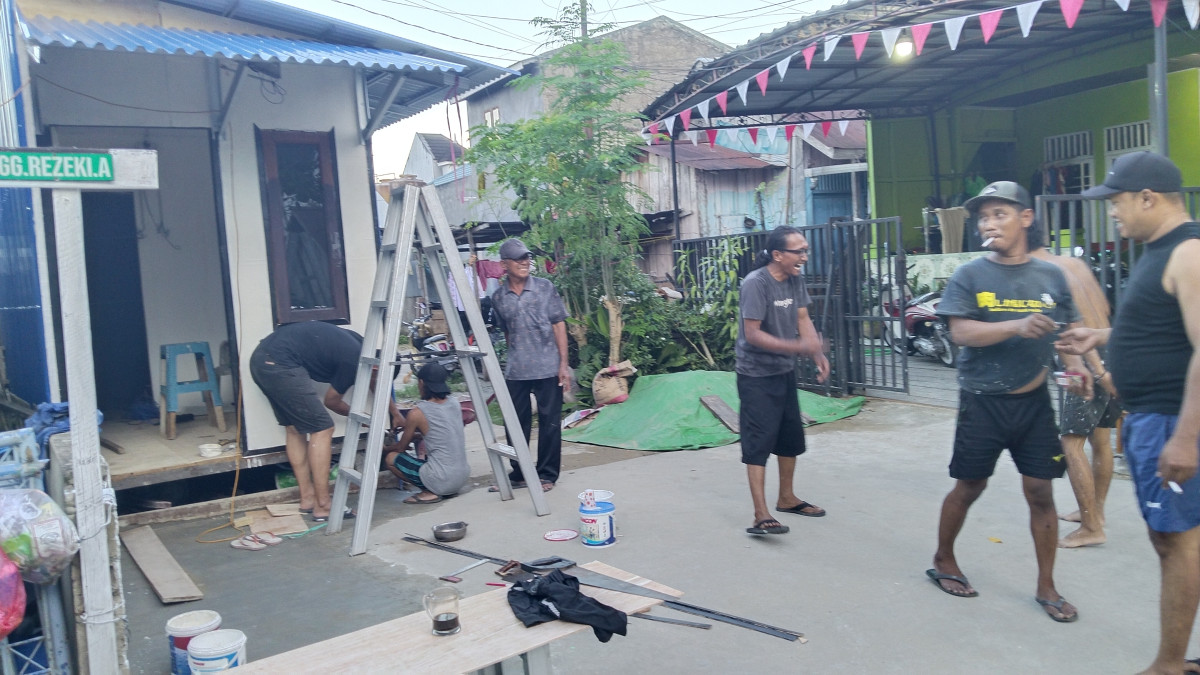 Membersihkan halaman rumah dan Pos kamling