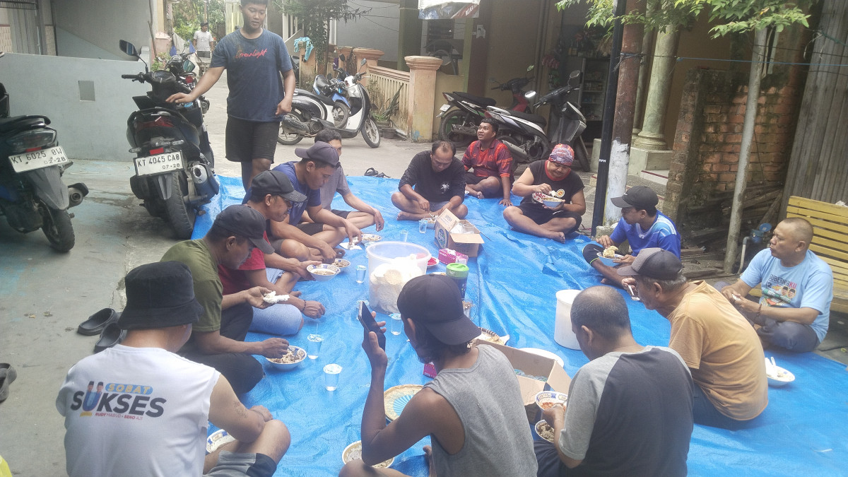 Gotong Royong membersihkan paret untuk saluran air
