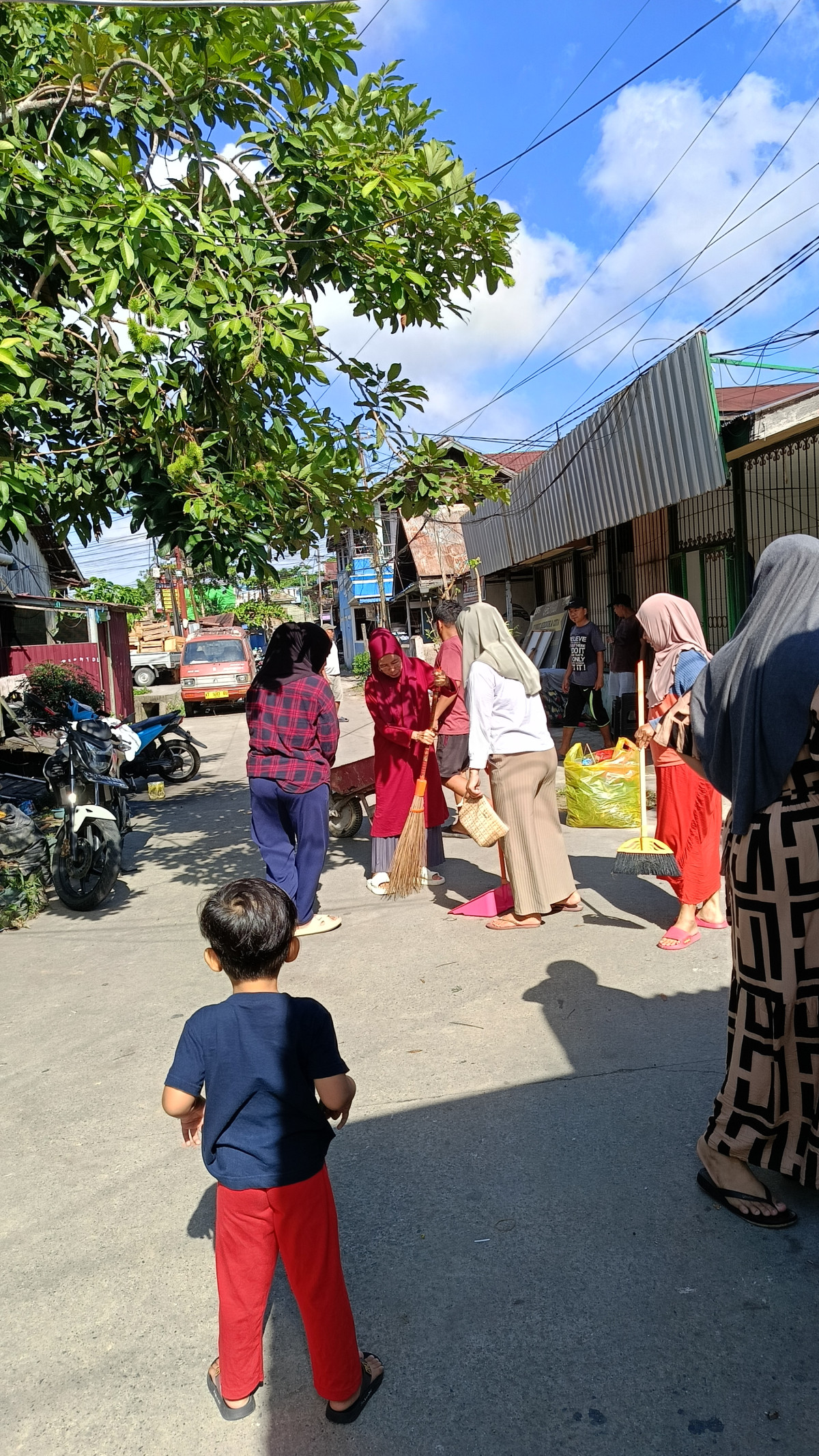 Membersihkan lingkungan yg berada di RT 25