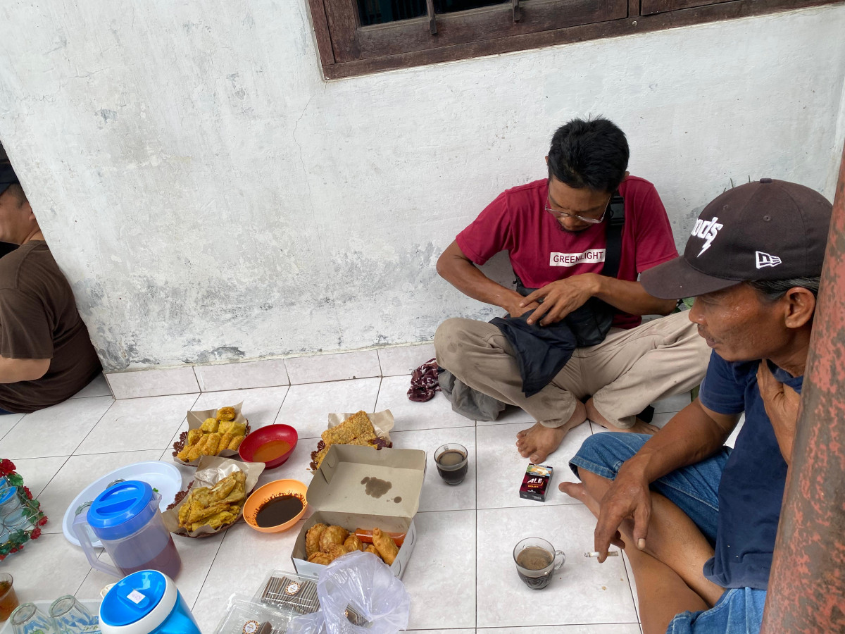 Pembersihan parit dan sampah di Gang Bagio