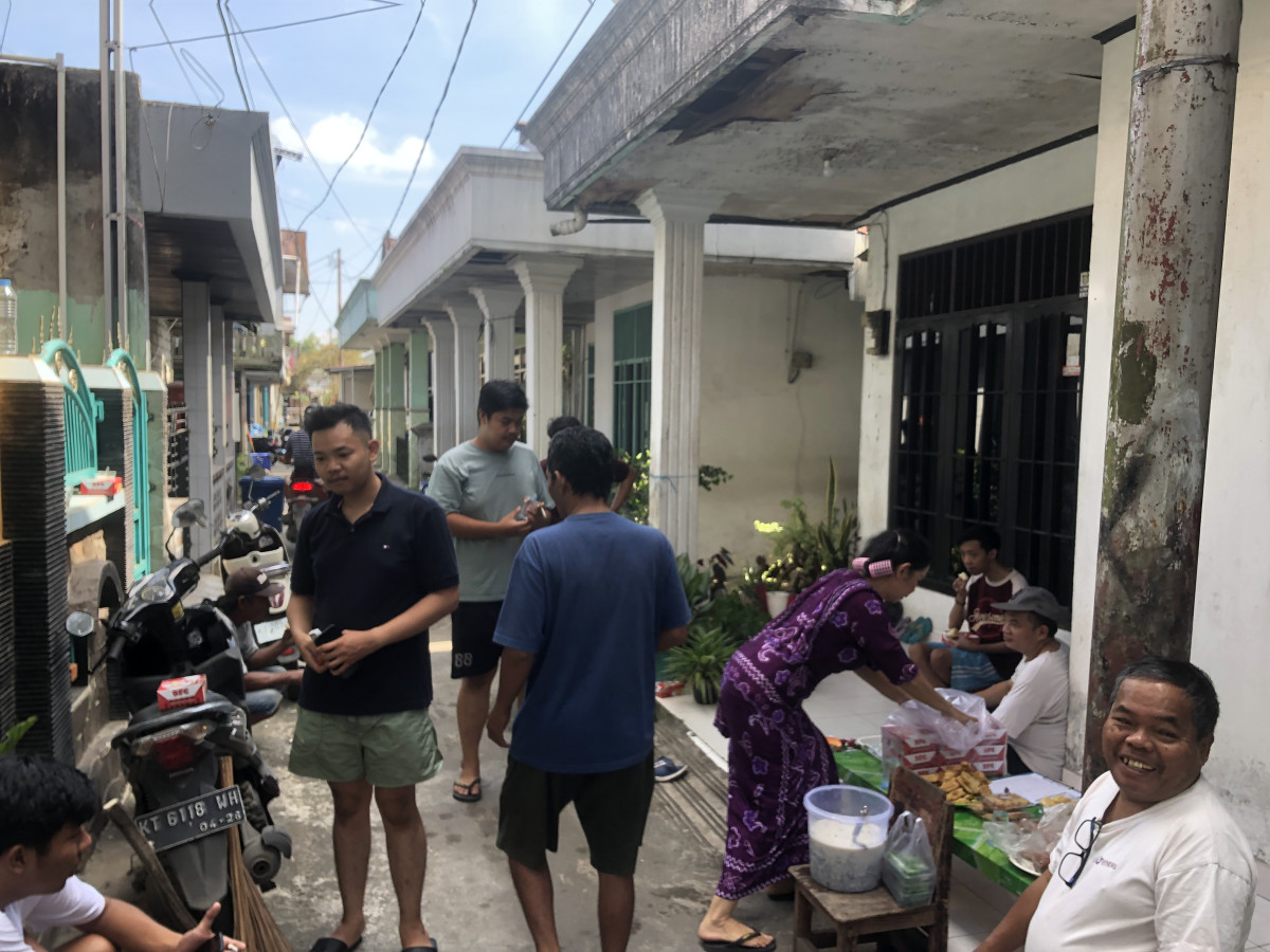 Kerja Bakti membersihkan area gang