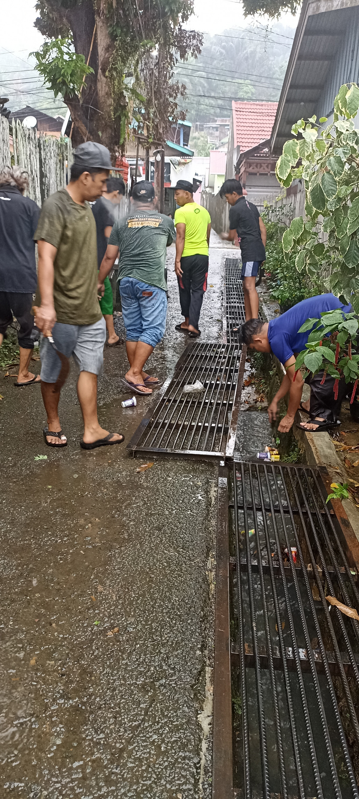 Kerja bakti membersihkan parit