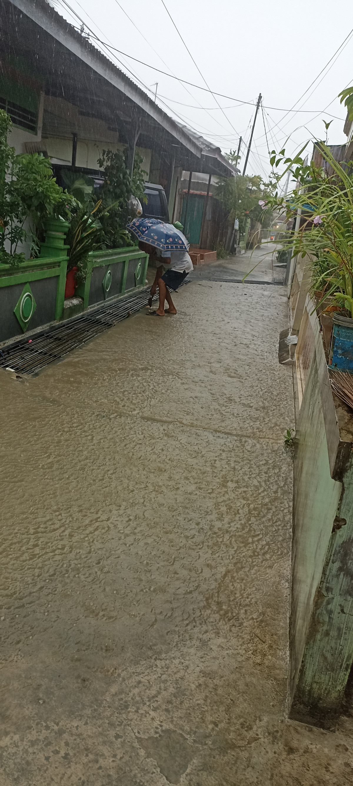 Membersihkan sampah di parit dan lumpur