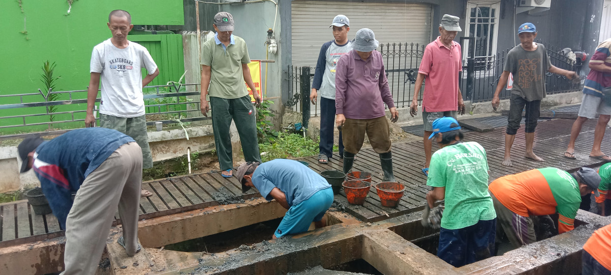 Kerja bakti/gotong royong bersih drainase di Jl. Subulus Salam RT. 35