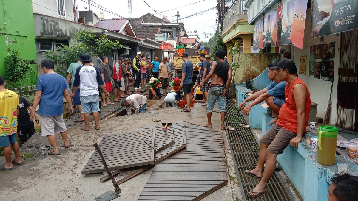 Kerja bakti Pengerukan lumpur drainase di Jl. Subulusalam