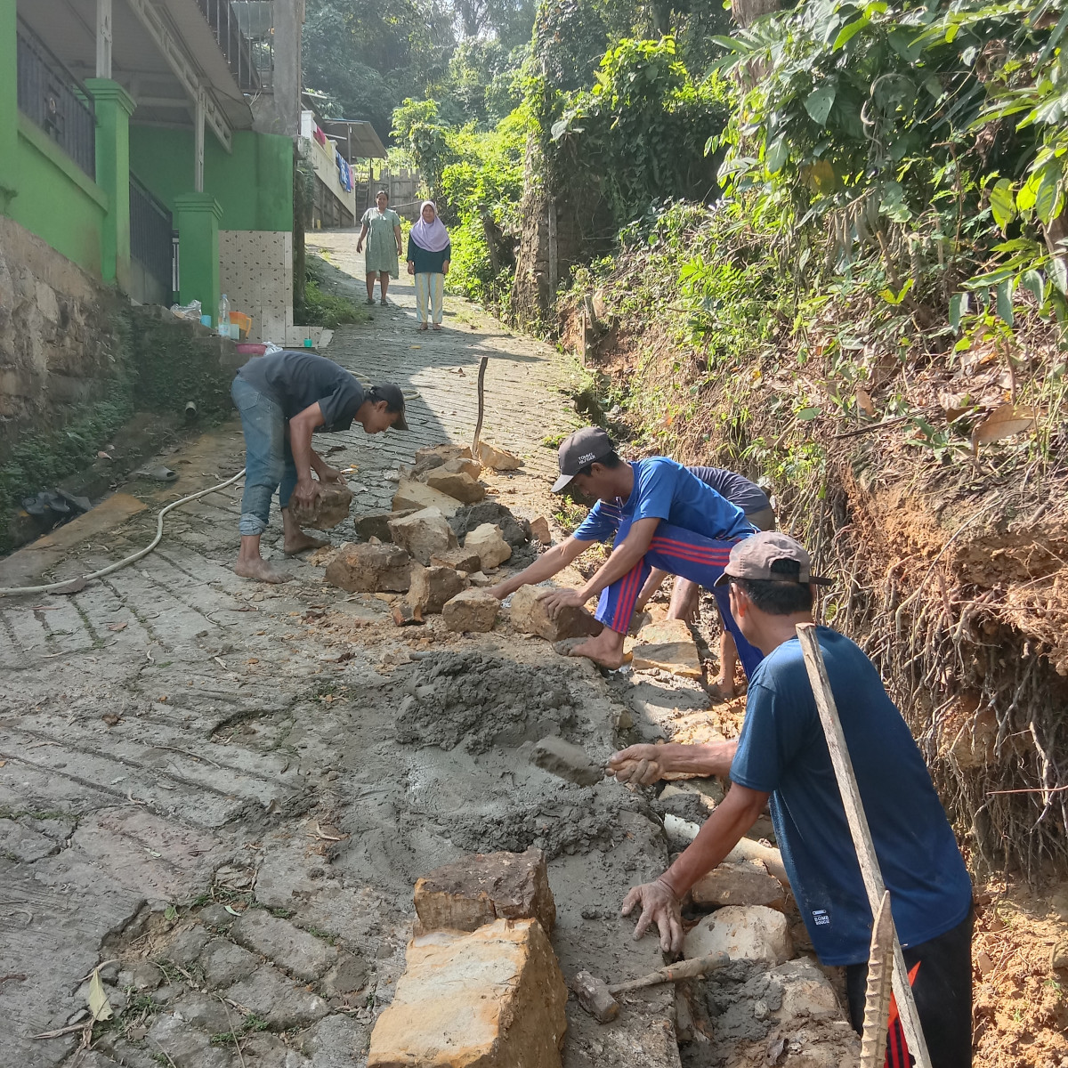 Kerja bakti / gotong royong di lingkungan GG. Gunung Sari 2 bagian atas.