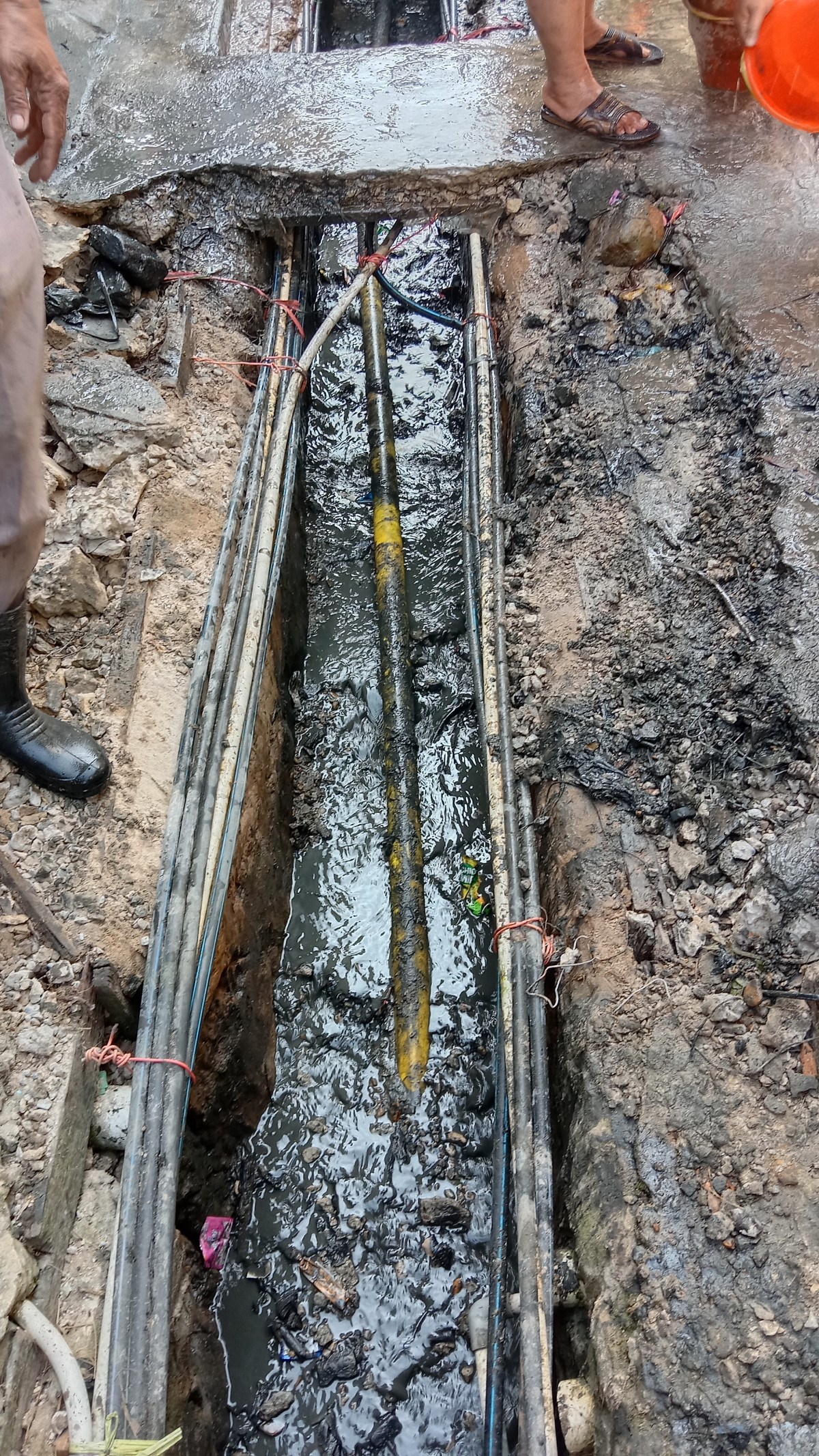 Pengerukan/pembersihan sampah dan lumpur