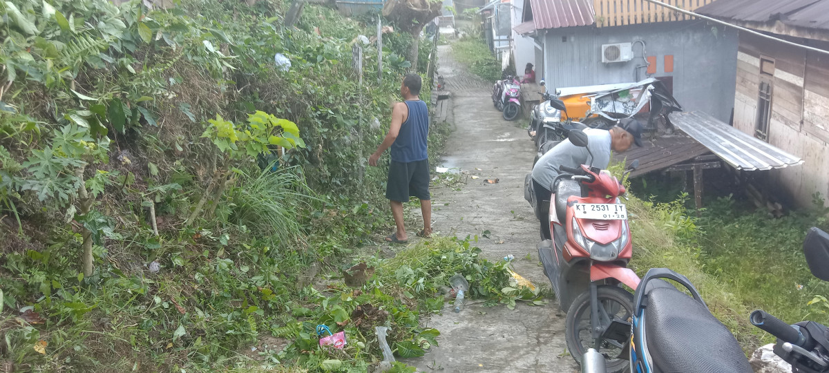 Kerja bakti membersihkan semak-semak/rumput