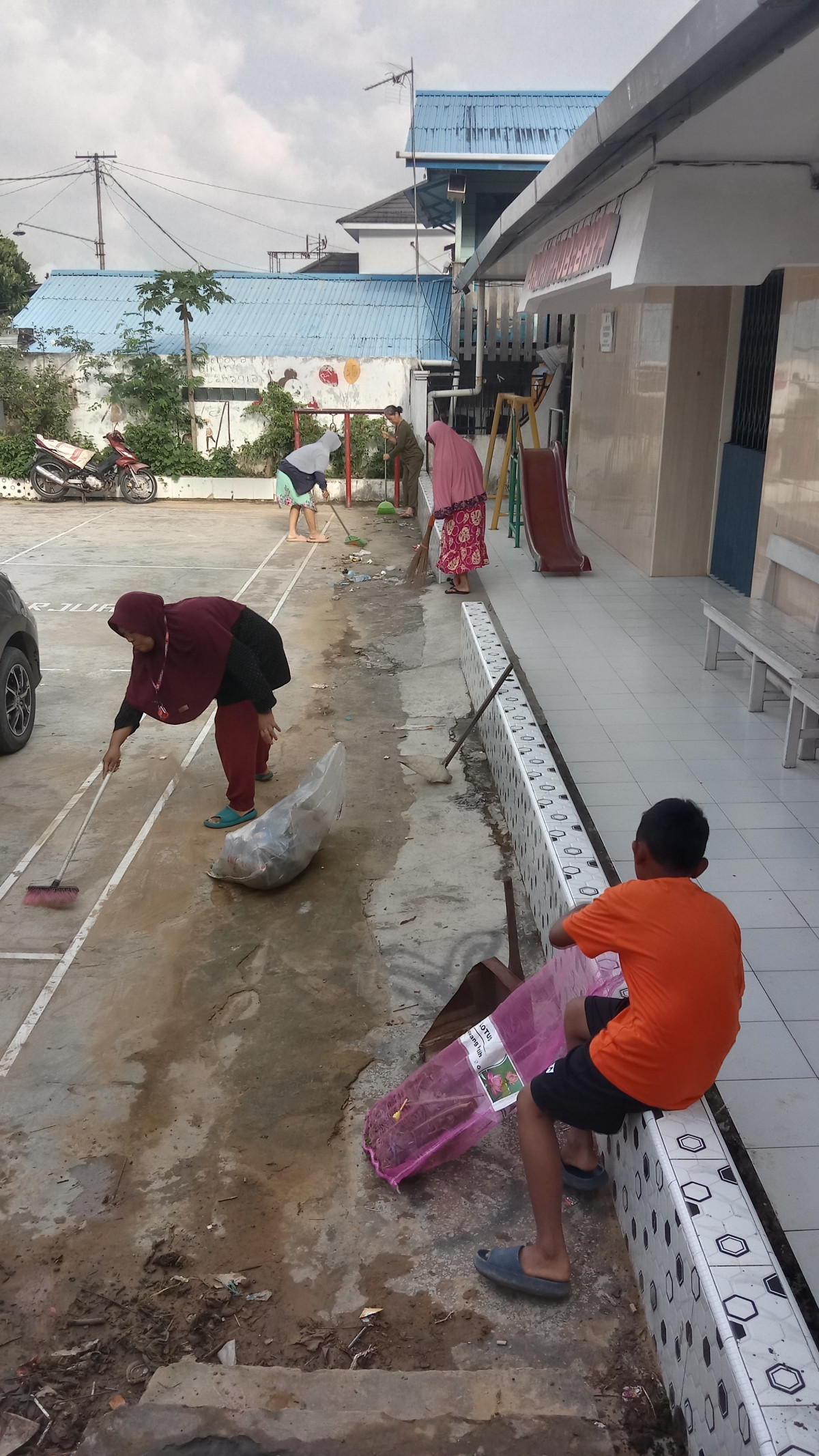 Kerja bakti / gotong royong bersih lingkungan rumah dan Balai Probebaya.