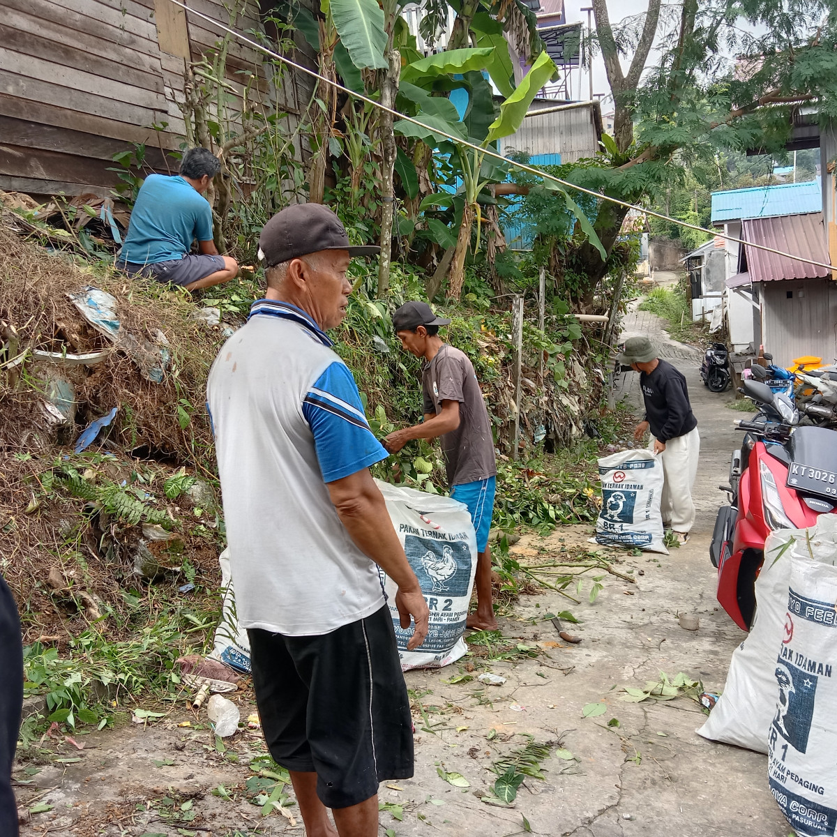Kerja bakti / gotong royong Lingkungan GG. Gunung Sari Atas.