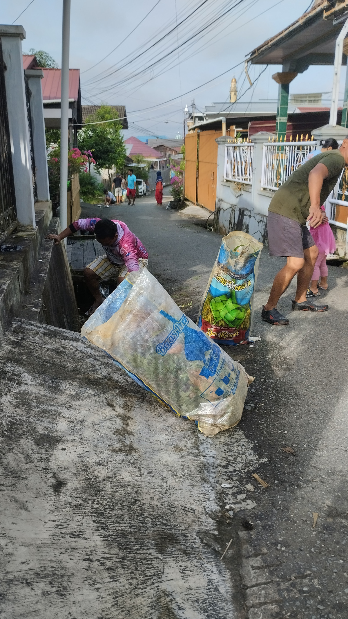 Membersihkan paret dan lingkungan di wilayah RT 37