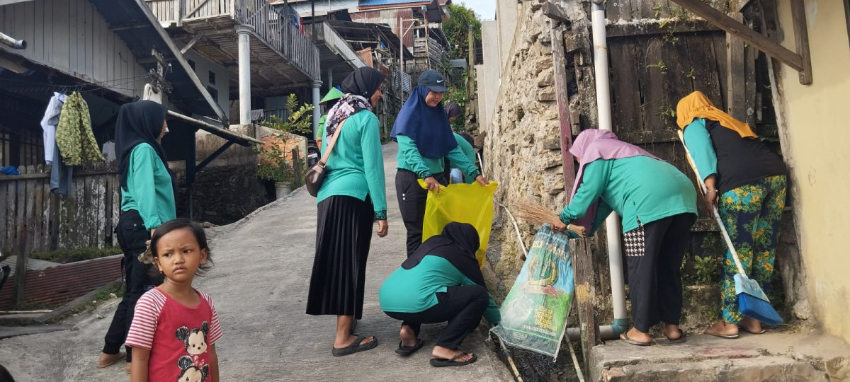 Kerja bakti membersihkan lingkungan blok a 3