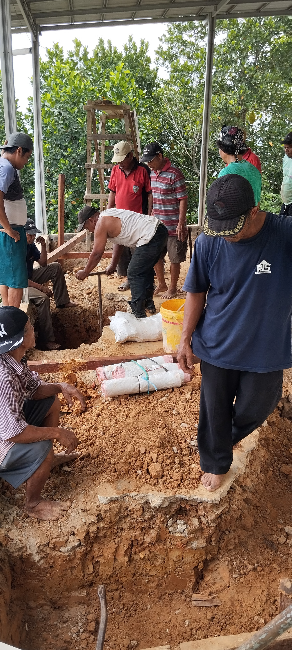 Perbaikan pondasi dan turap masjid