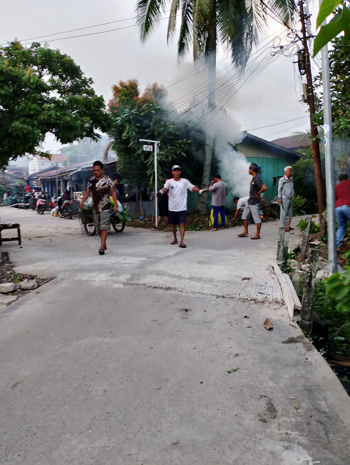 Gotog royong pembersihan parit RT 12