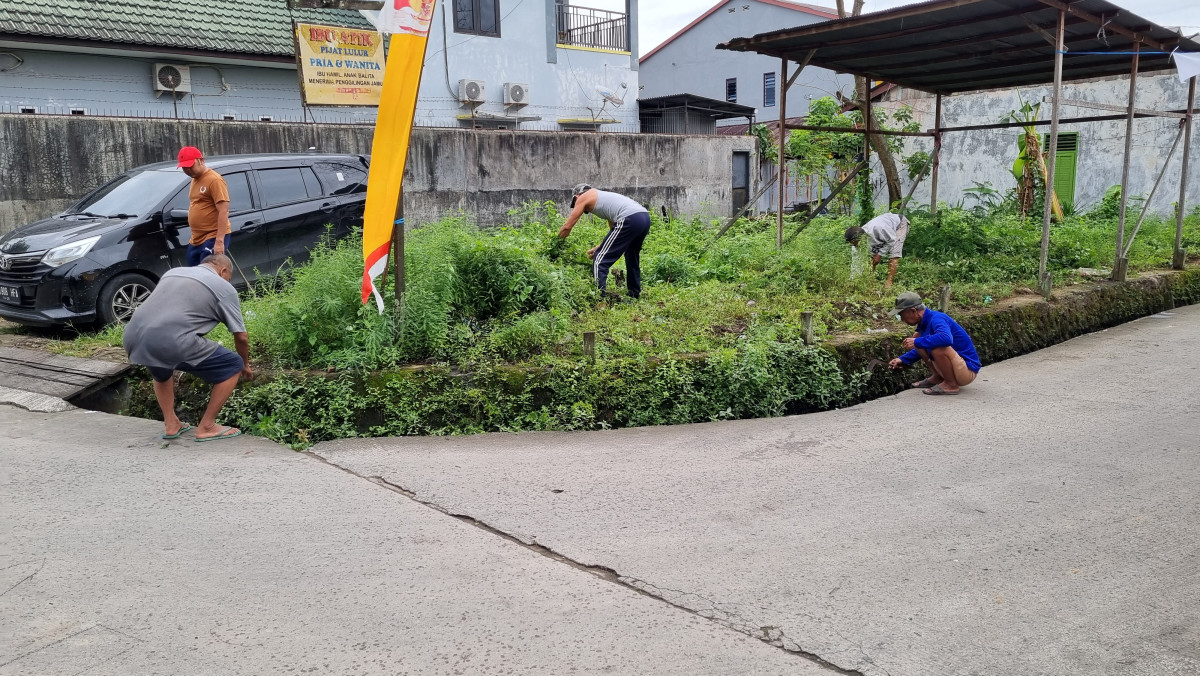 Kerja bhakti kebersihan lingkungan RT.04