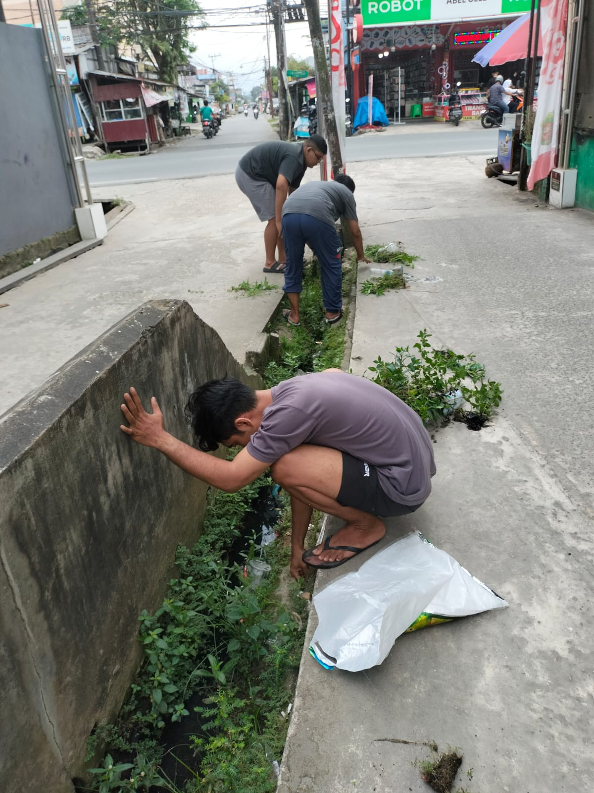 Kerja bhakti warga Rt. 04
