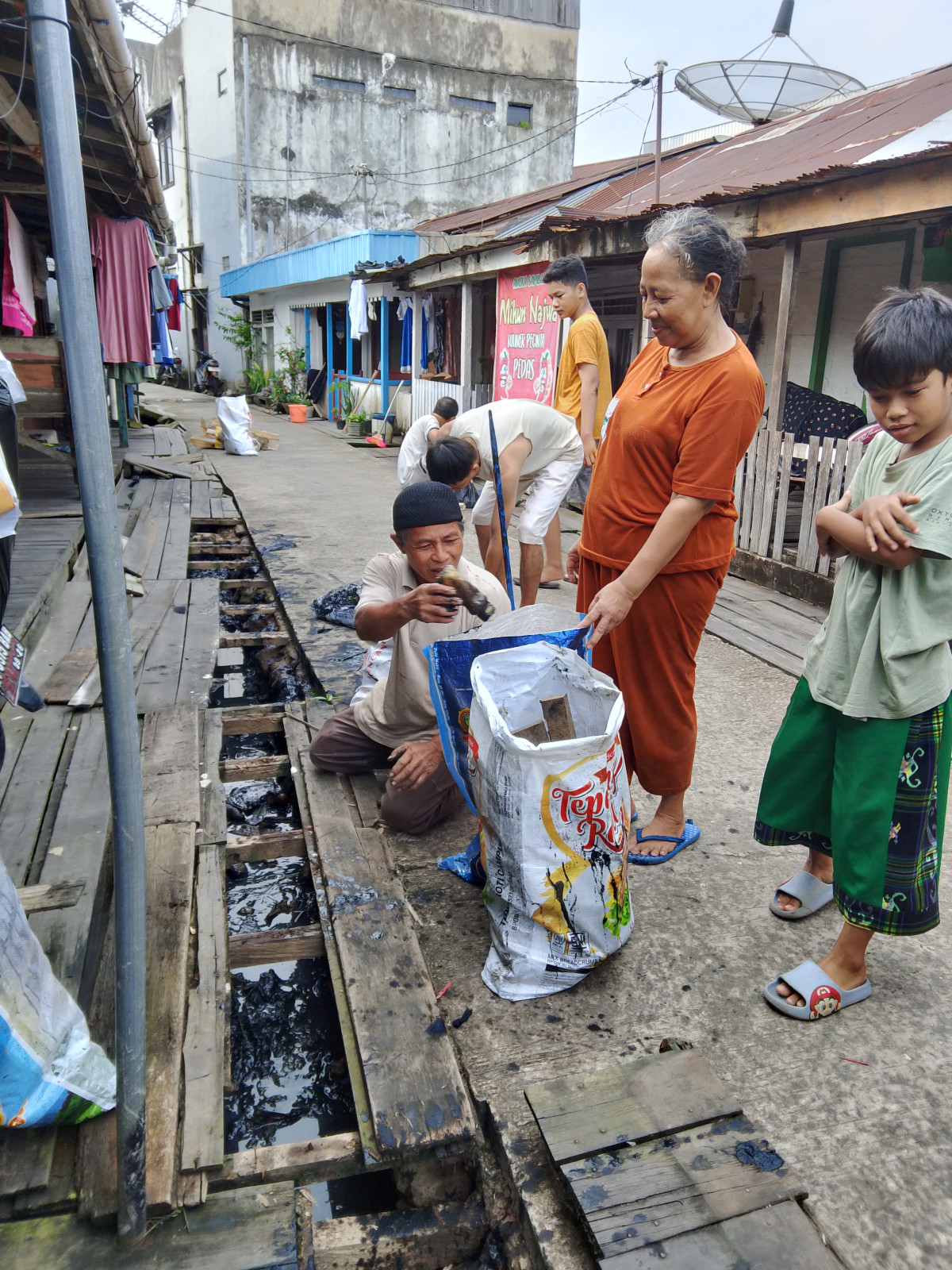 Gotong royong di gg selamat