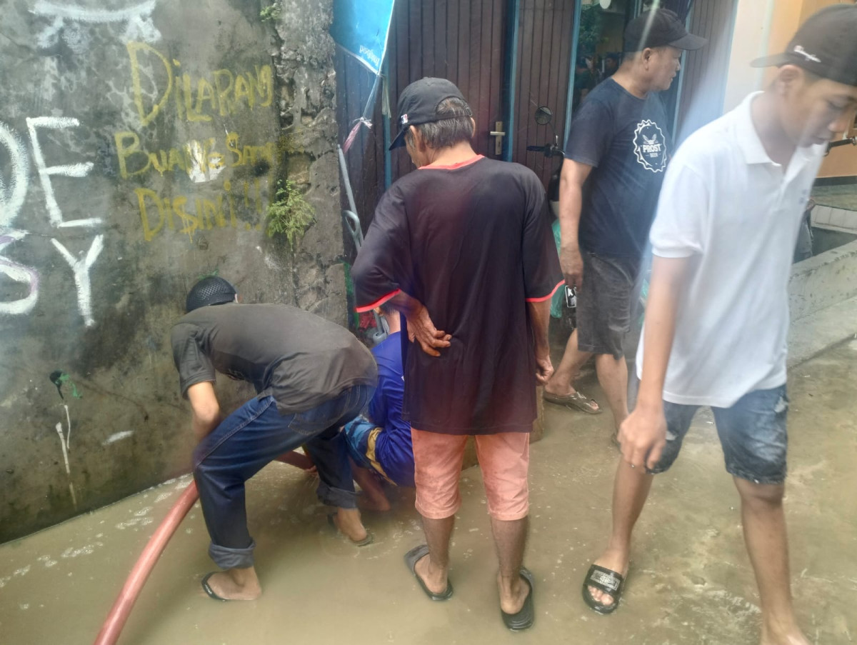 Gotong royong lingkungan &amp; Pemasangan umbul-umbul