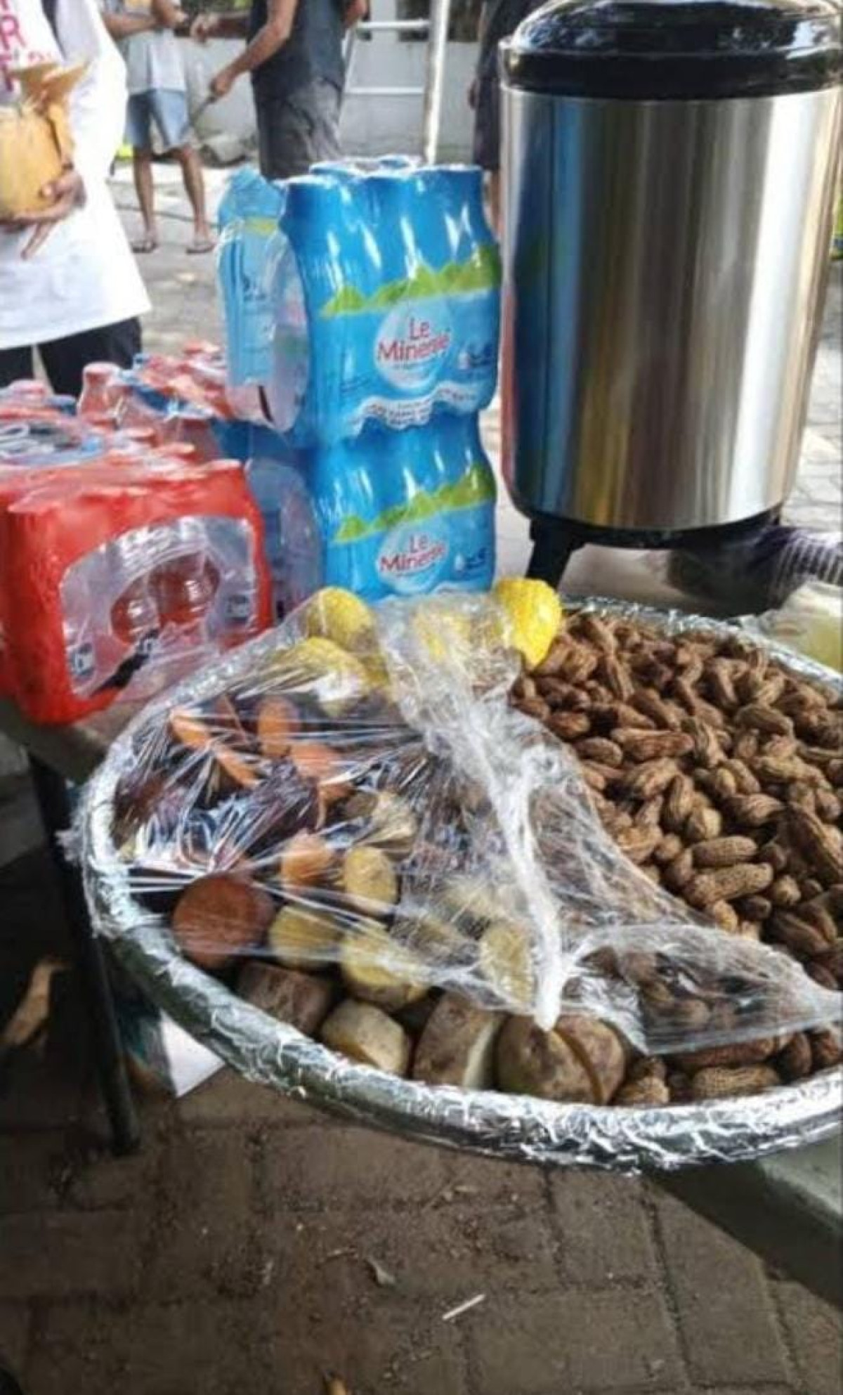 Gotong royong tambal jalan yg rusak