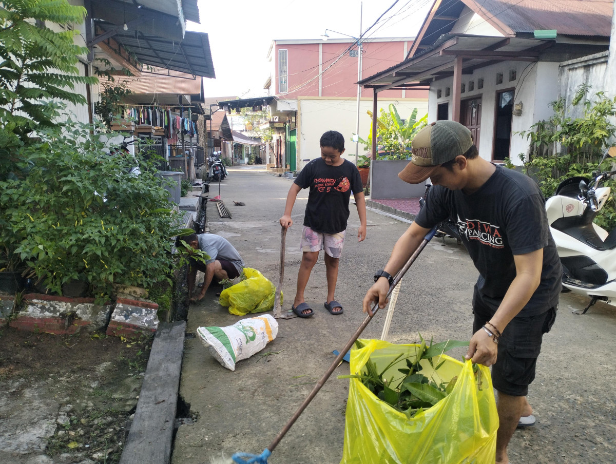 Kegiatan gotong royong lingkungan & lanjut pemasangan menara Langgar Darul Ibadah