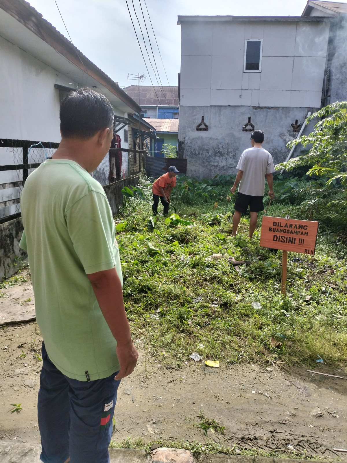 Bersih2 lingkungan gang dan paret di RT 11