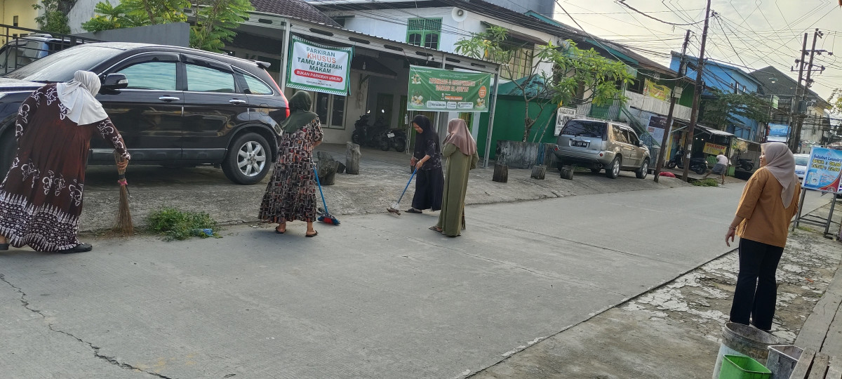 Pembersihan atas paret dan paret sepanjang jln kh usman berahim