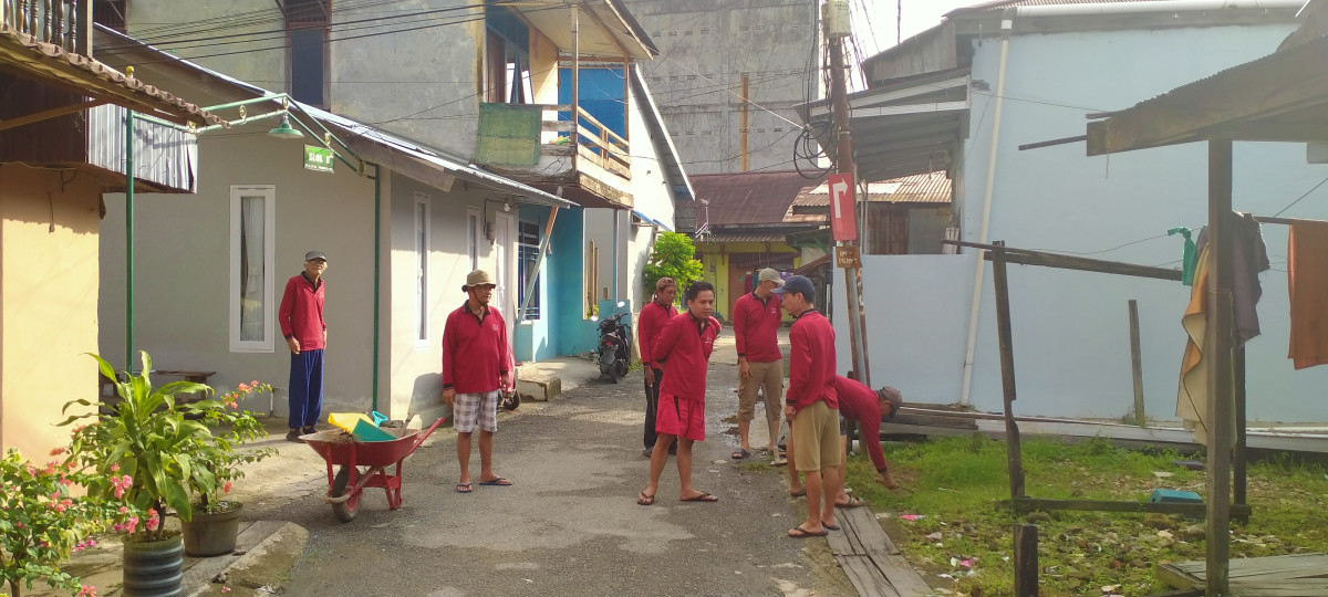 kerja bakti sekitar lingkungan RT.13
