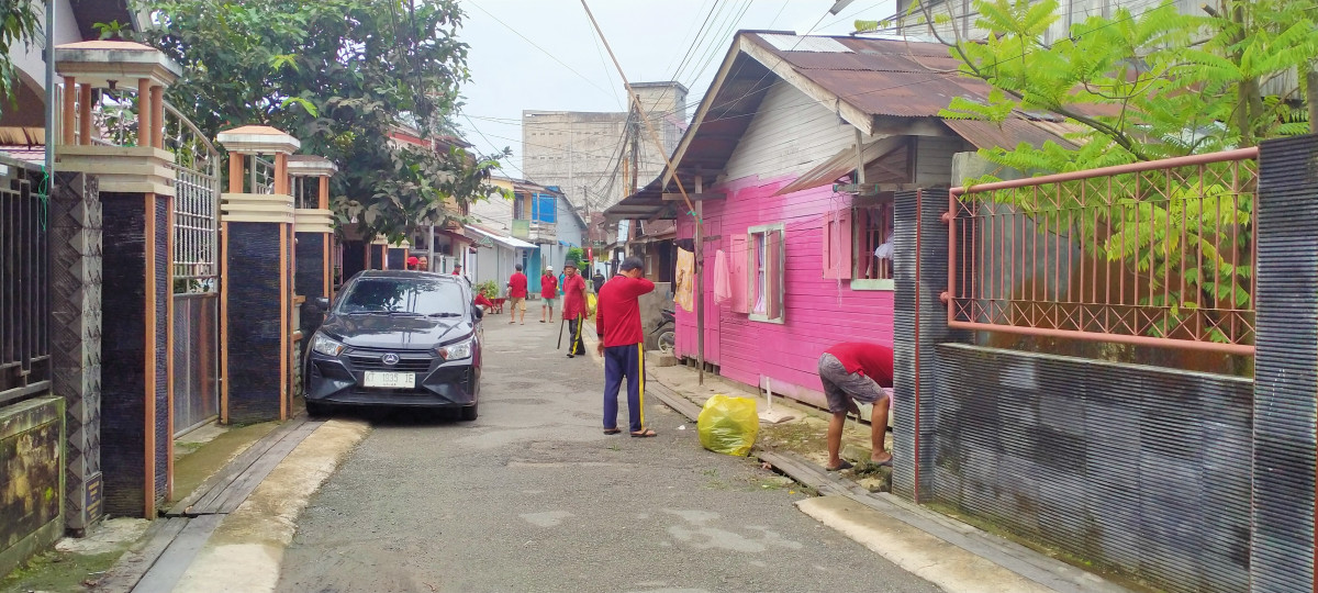 kerja bakti di sekitar lingkungan RT.13 Kel.pelita