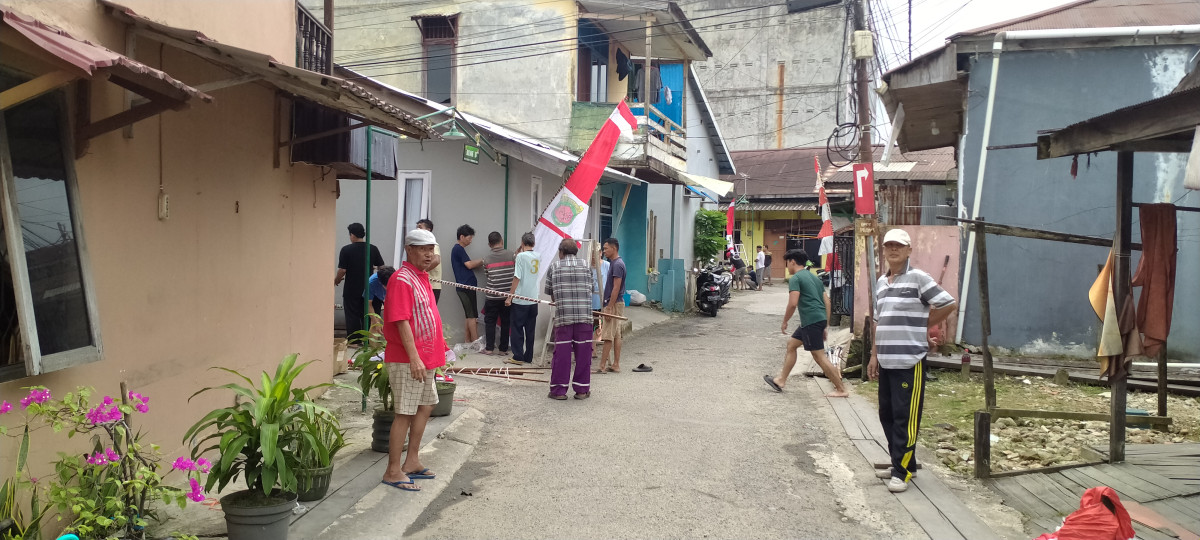 kerja bakti & pemasangan umbul2 RT.13