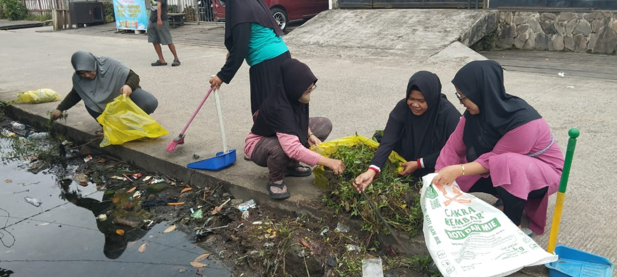 Kerja bakti di JL KH Usman Ibrahim