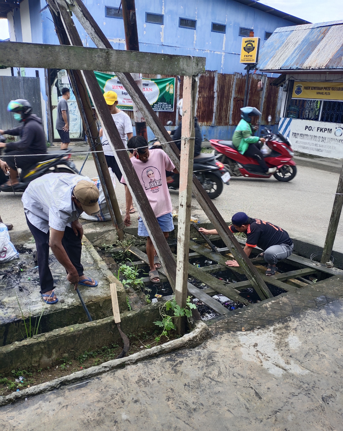 Kegiatan kerja bakti di lingkungan RT 16